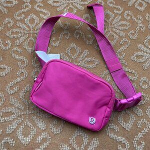 Lululemon Everywhere belt bag